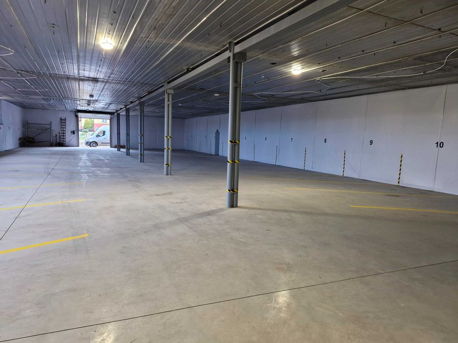 Garaz miejsce postojowe parkingowe w hali magazynowej