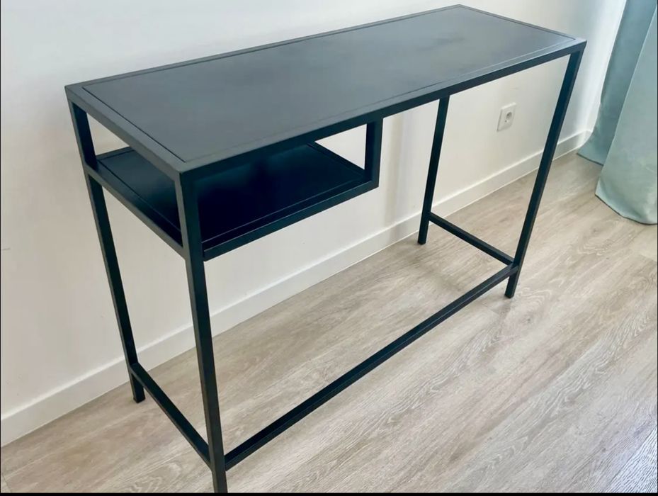 Secretária preta em ferro, nova