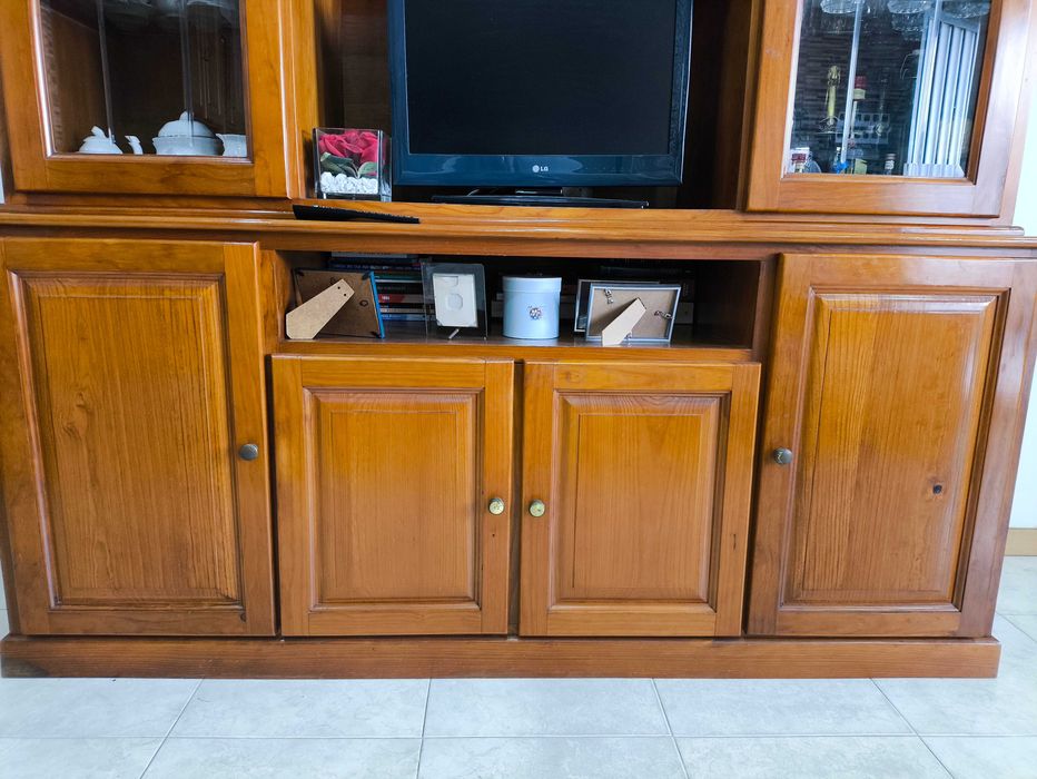 Móvel de sala em madeira de qualidade c/vitrines, arrumação e espaçoTV