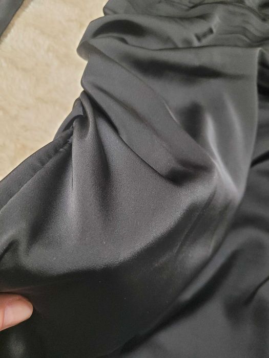 Стильна сукня міні,з акцентними плечиками.