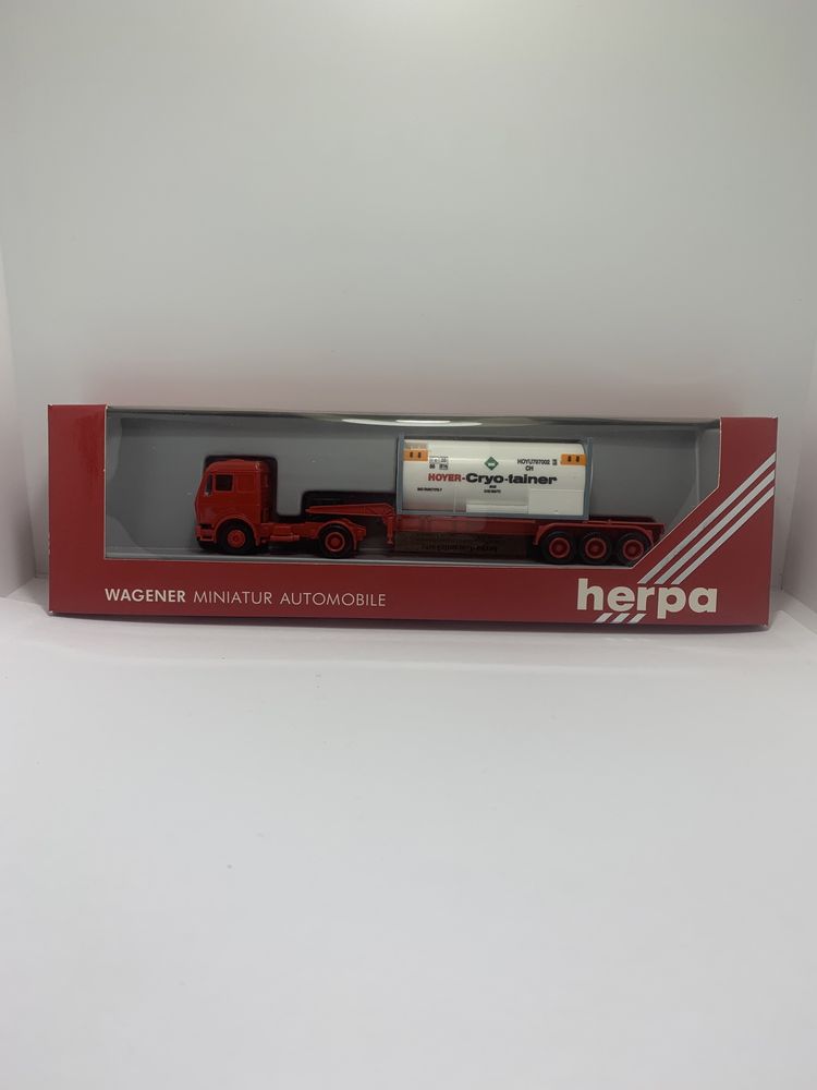 Miniatura Mercedes com reboque da marca Herpa escala H0 1/87