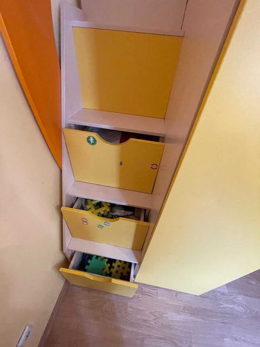 Ліжко-горище з шафою, місцем для столу і висувними ящиками у сходах