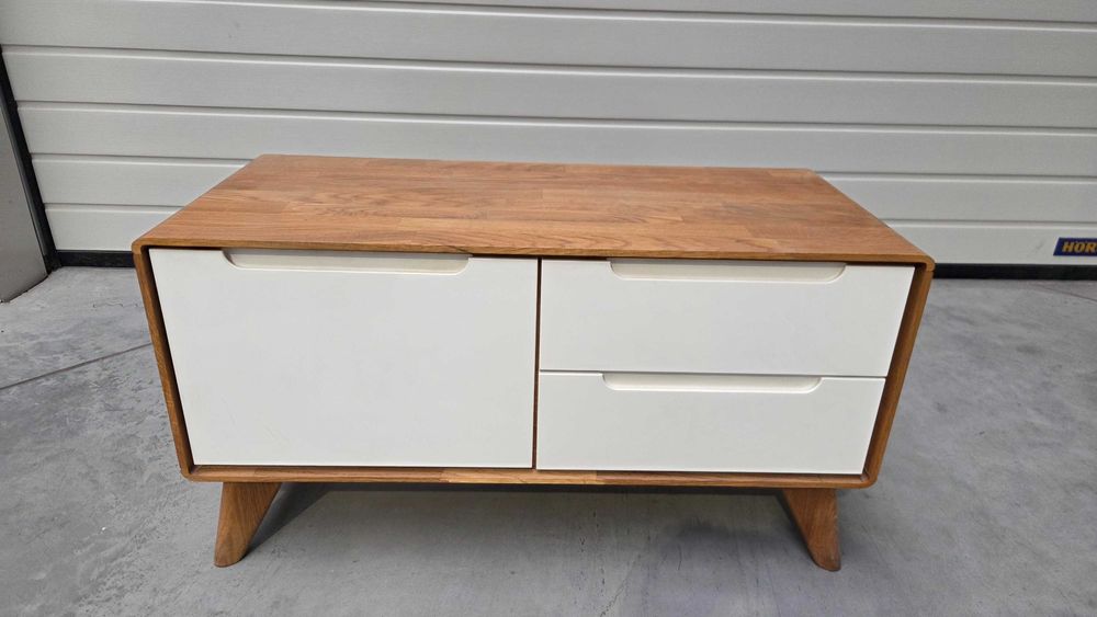 Komoda z drewna litego marki TheBEDS.