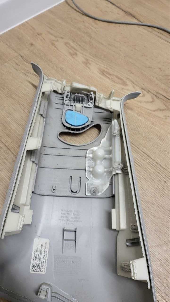 Накладка центральної стійки верхня права Tesla Model 3 1086255-01-K