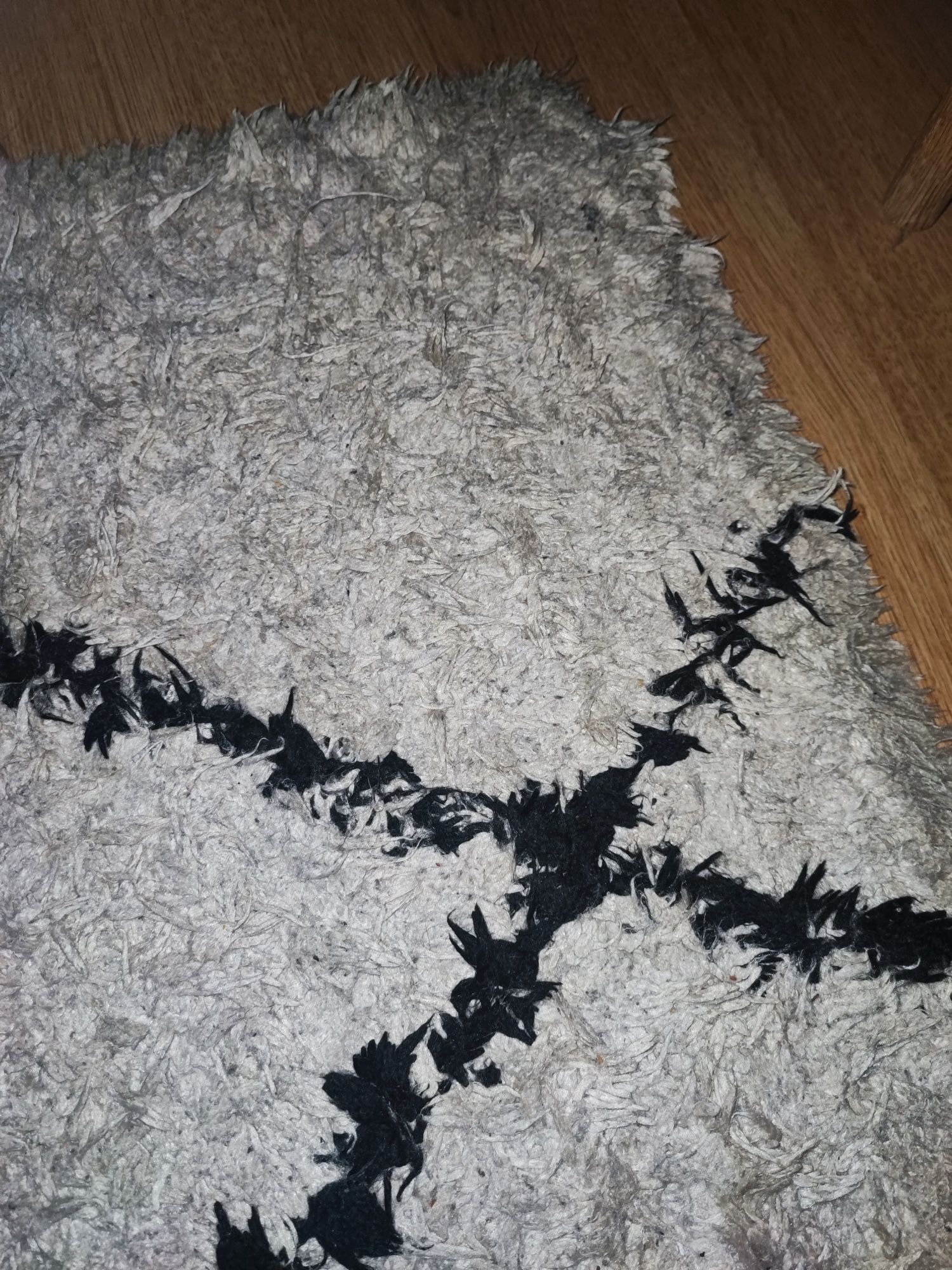 Duży dywan typu Shaggy Westwing Naima 160x230 cm beżowo czarny