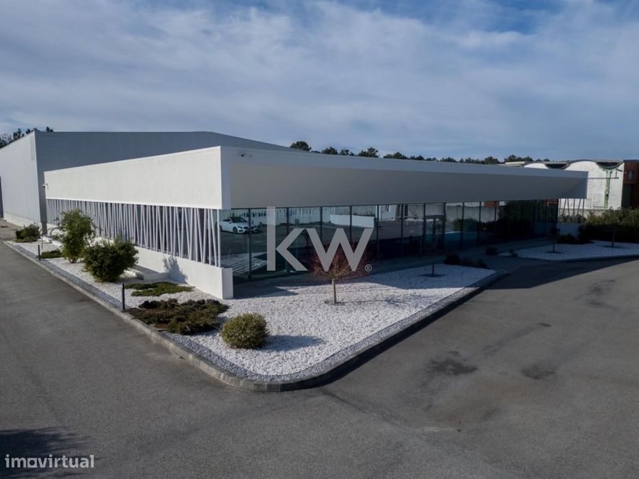 Magníficas Instalações Com Nave Industrial/Comercial E Escritórios Na