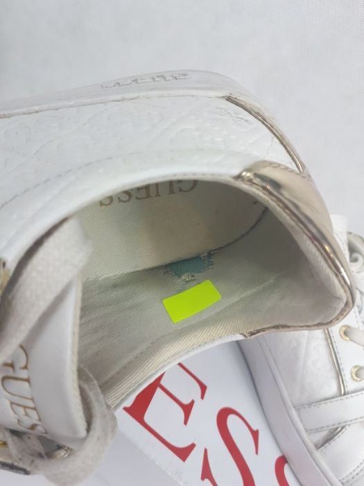 Sneakersy Guess biale monogram zlote klamry 41