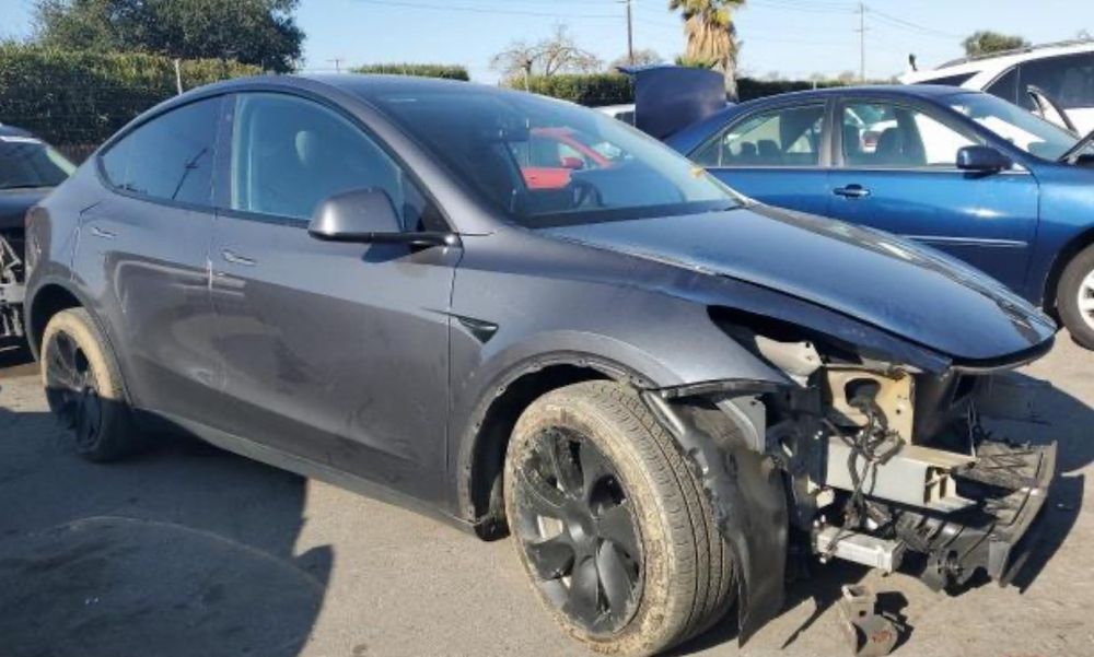 Тесла X продаж в дорозі