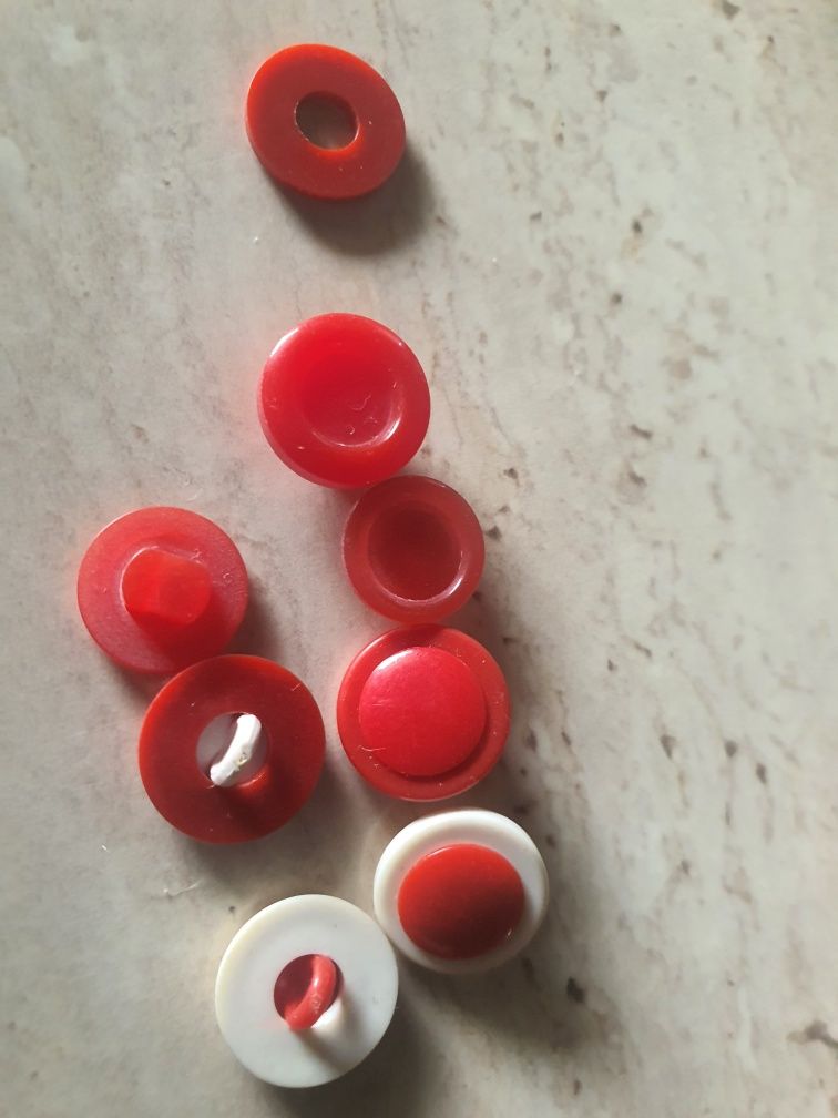 Czerwone guziki plastikowr vintage 171 sztuk