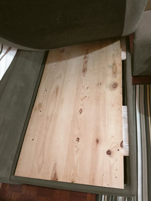 Sofá chaise lounge cinza com baú e 1 puff