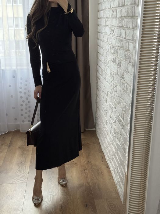 Długa maxi sukienka czarna zdobiona detalami w kolorze złota