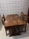 Mesa em madeira com cadeiras
