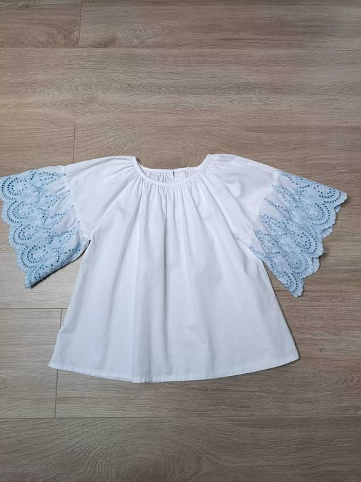 Biała bluzka rozkloszowana krótki rękaw niebieski haft angielski 128