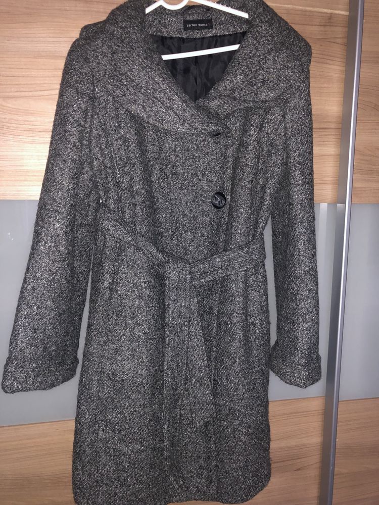 Zimowy damski płaszcz