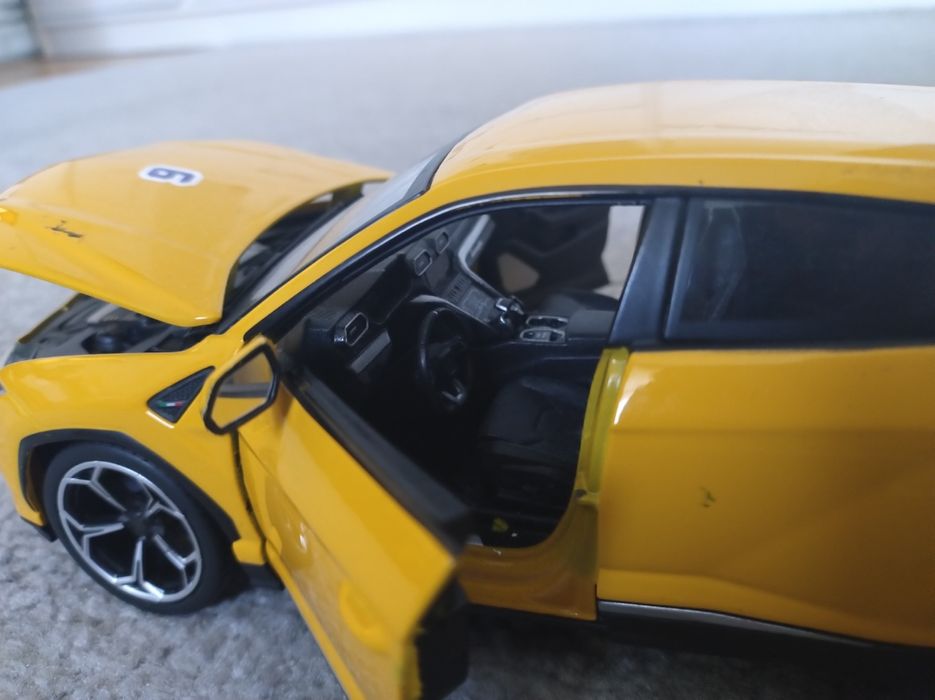 Model burago skala 1/20 Lamborghini Urus