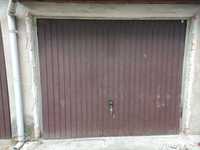 Brama garażowa koloru brązowego