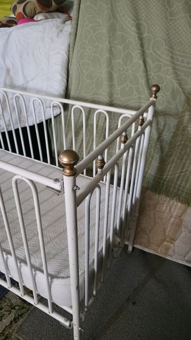 Cama em metal branca