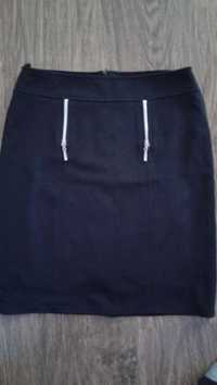 Czarna spódnica z ozdobnymi zamkami- M