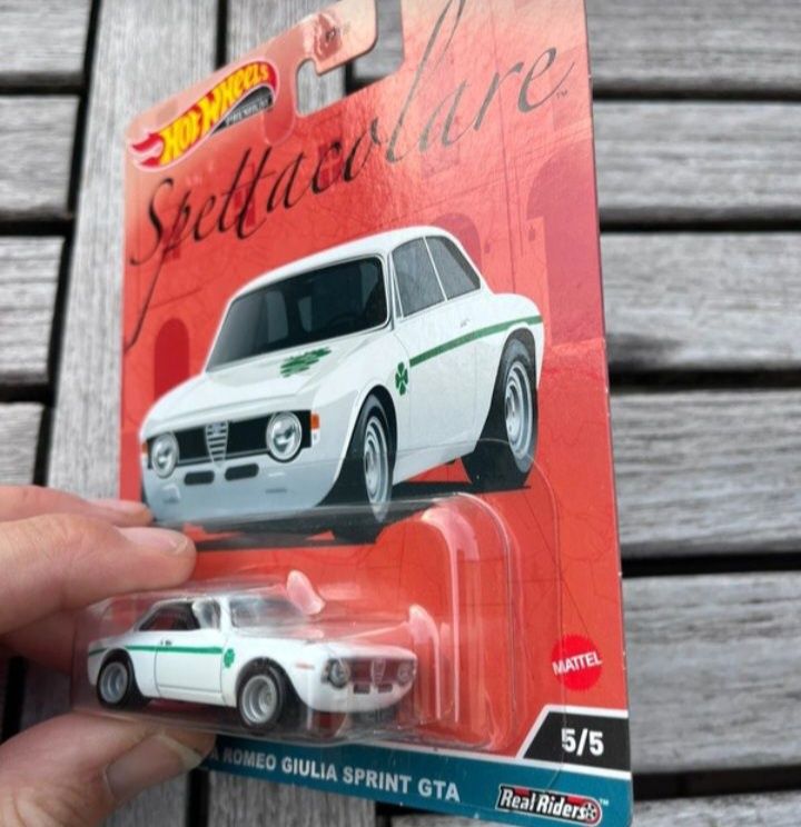 Alfa romeo giulia sprint GTA hot wheels rodas de borracha
