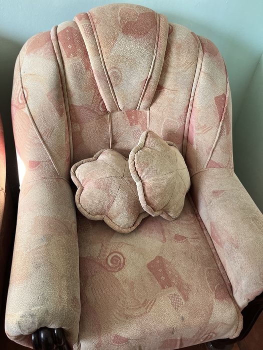 Ліжко і два крісла