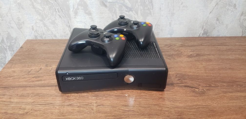 Xbox 360 Slim, 320gb, 2 джойстика