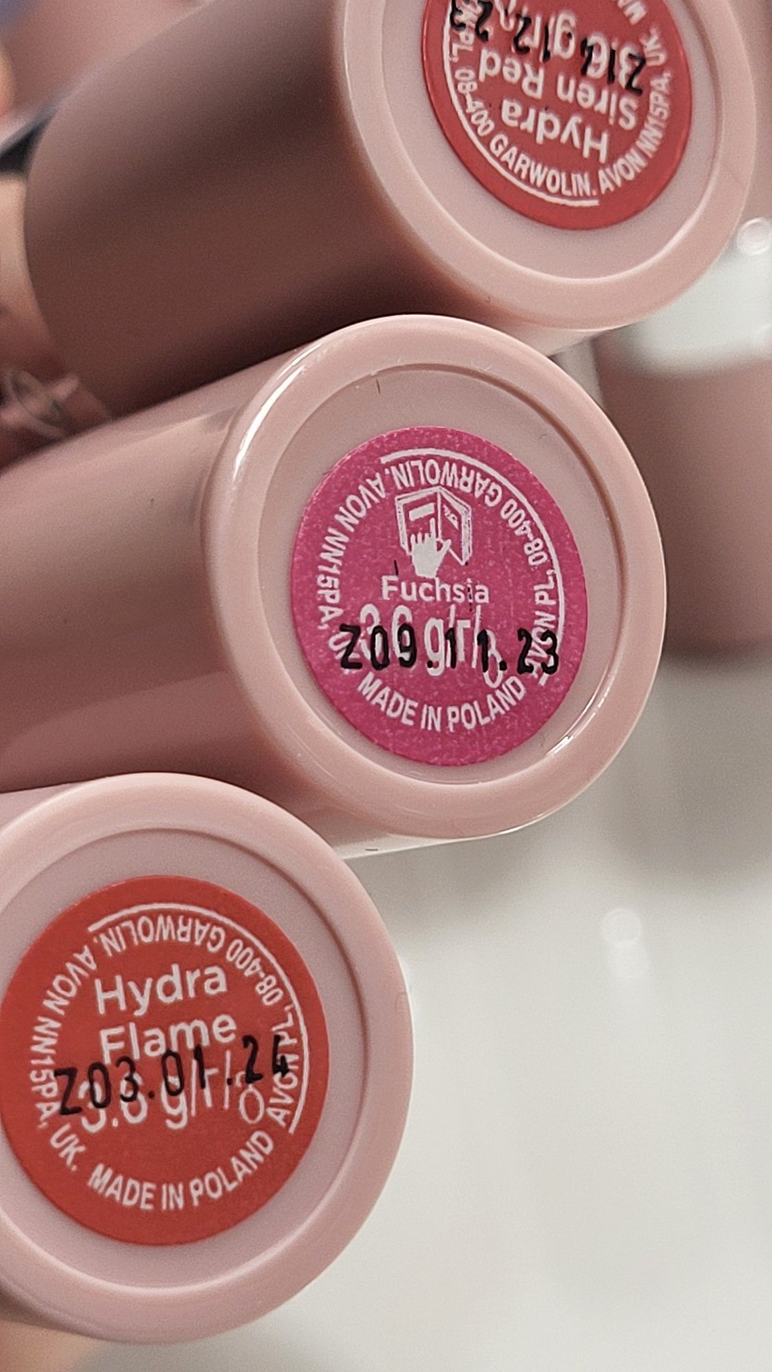 9 pomadek Hydramatic Avon