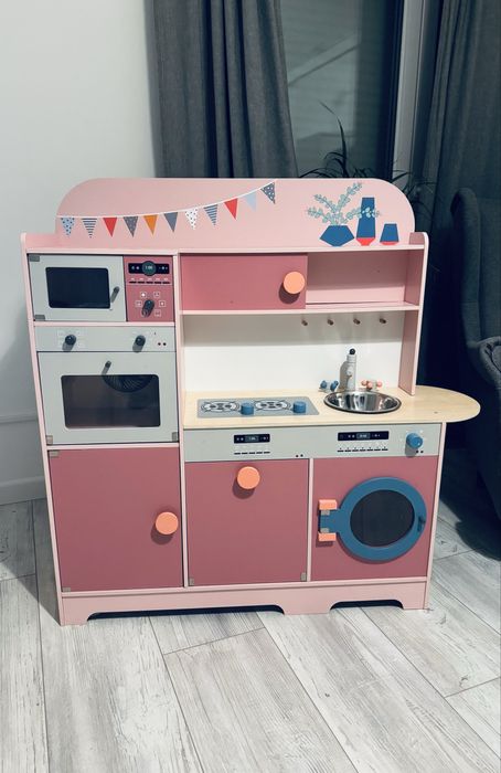 Kuchnia drewniana dla dziewczynki