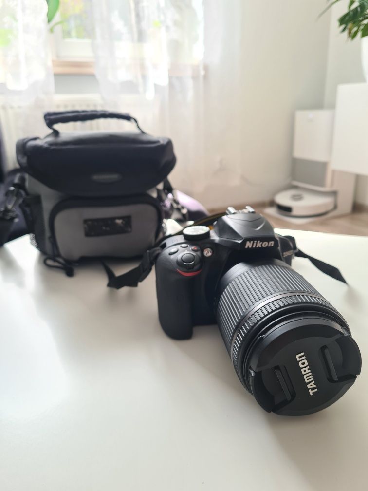 Aparat Nikon z obiektywem Tamron