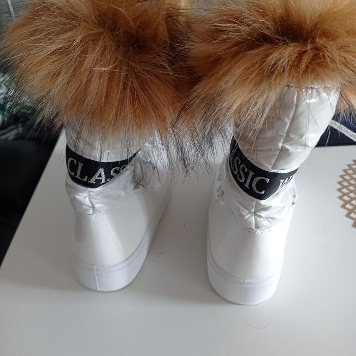 Krótkie kozaczki damskie 40 białe