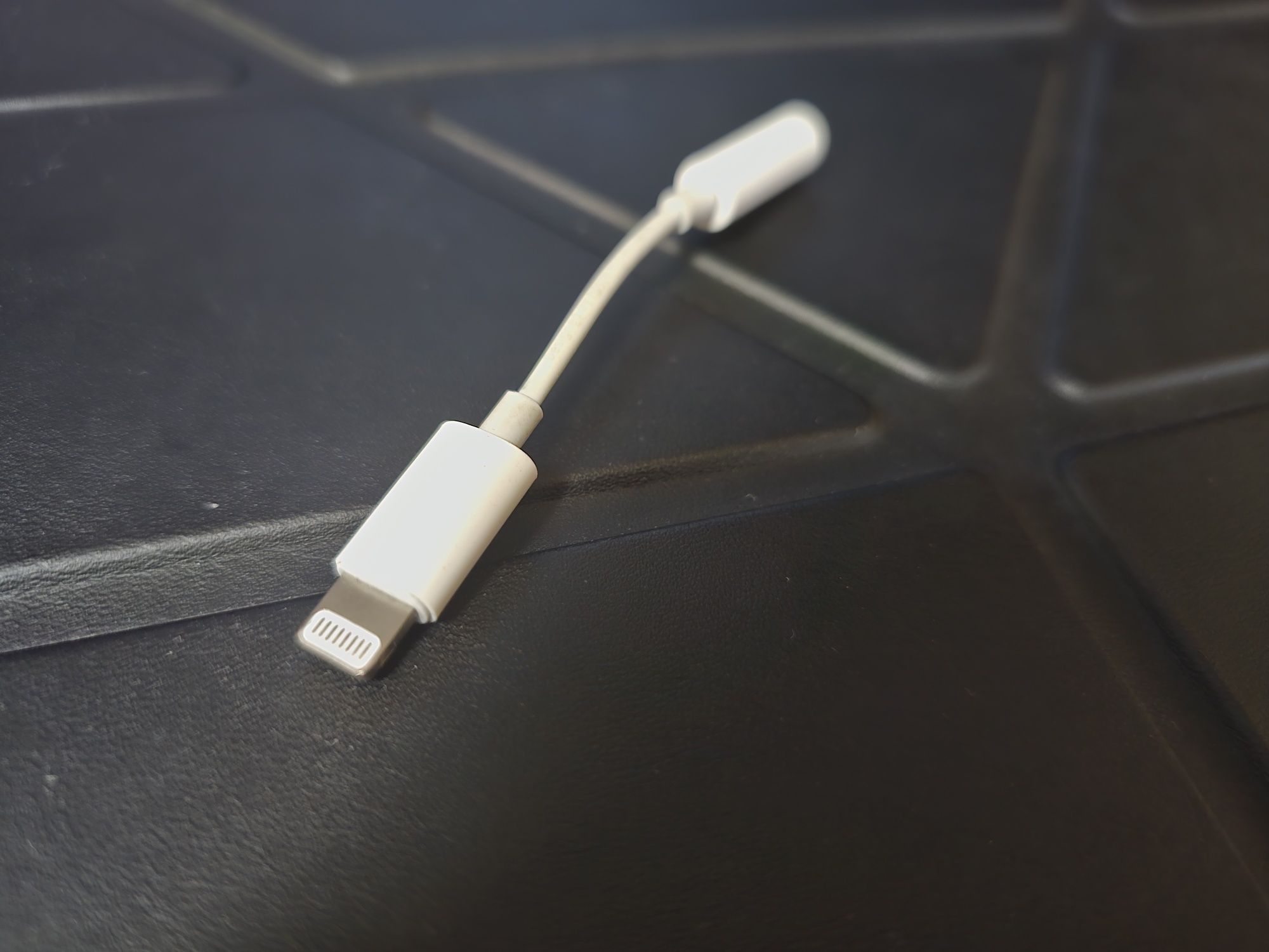 адаптер для навушників apple a1749 lightning-3.5mm