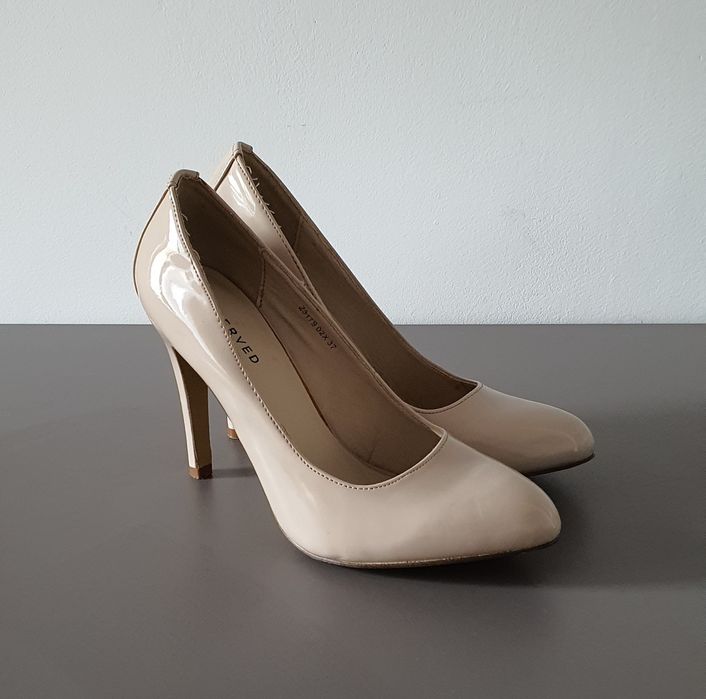 Beżowe lakierowane buty Reserved na obcasie r. 37