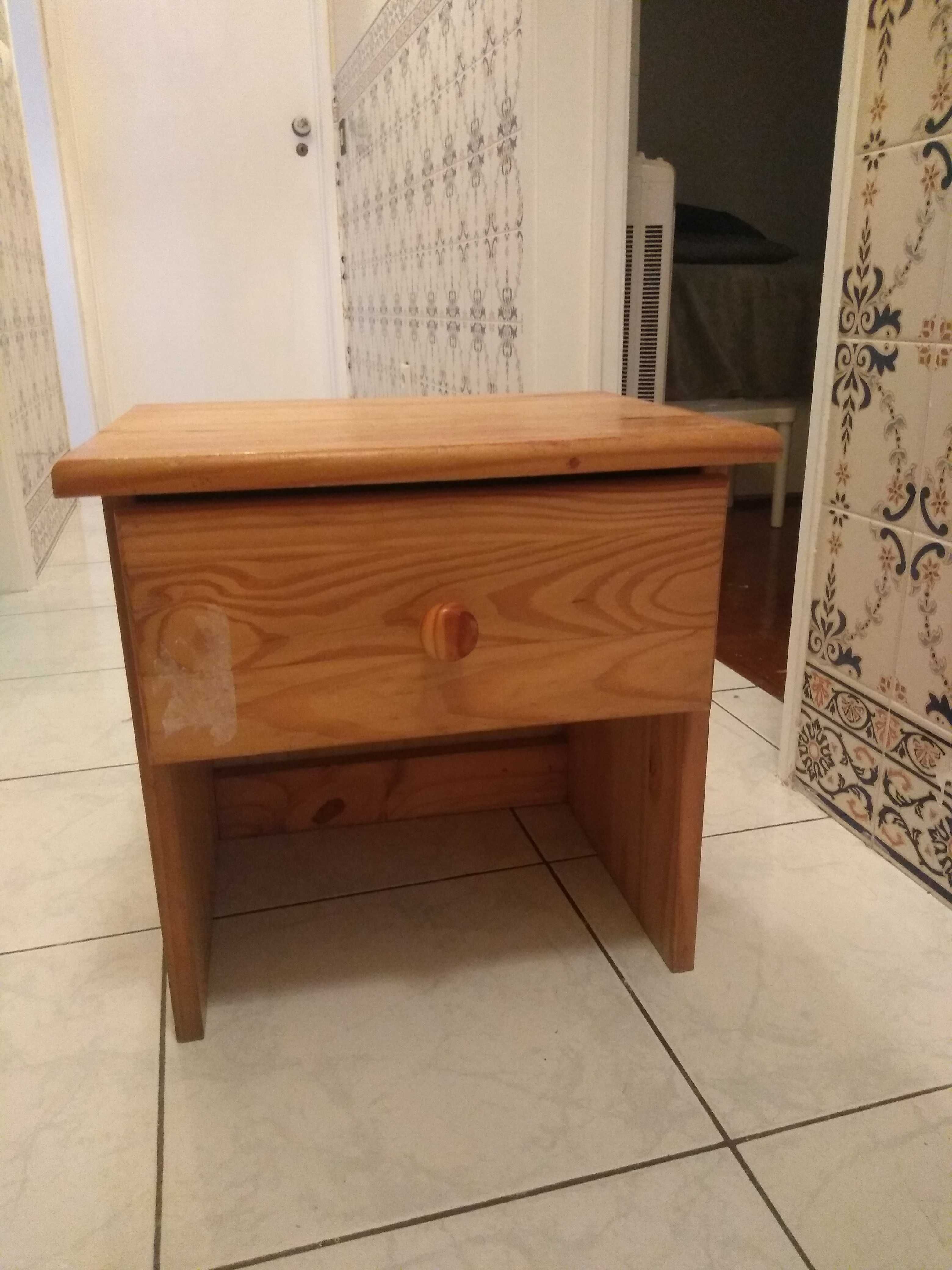 Colchão de mola+estrado+cama e cama auxiliar+mesinha de cabeceira