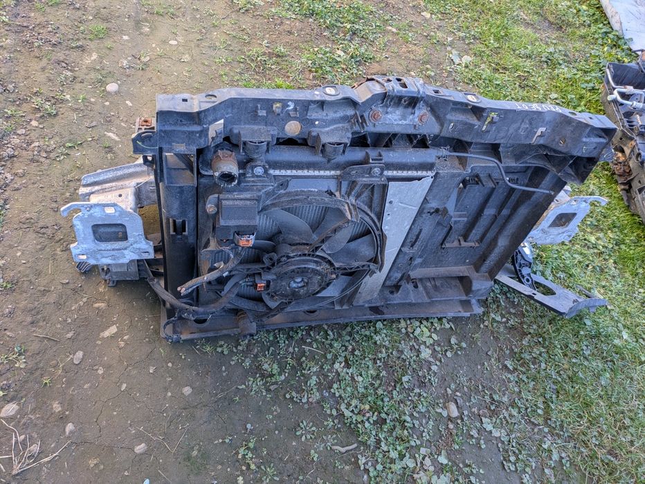 Передній бампер фари телевізор радіатори  комплект peugeot 208 2011-