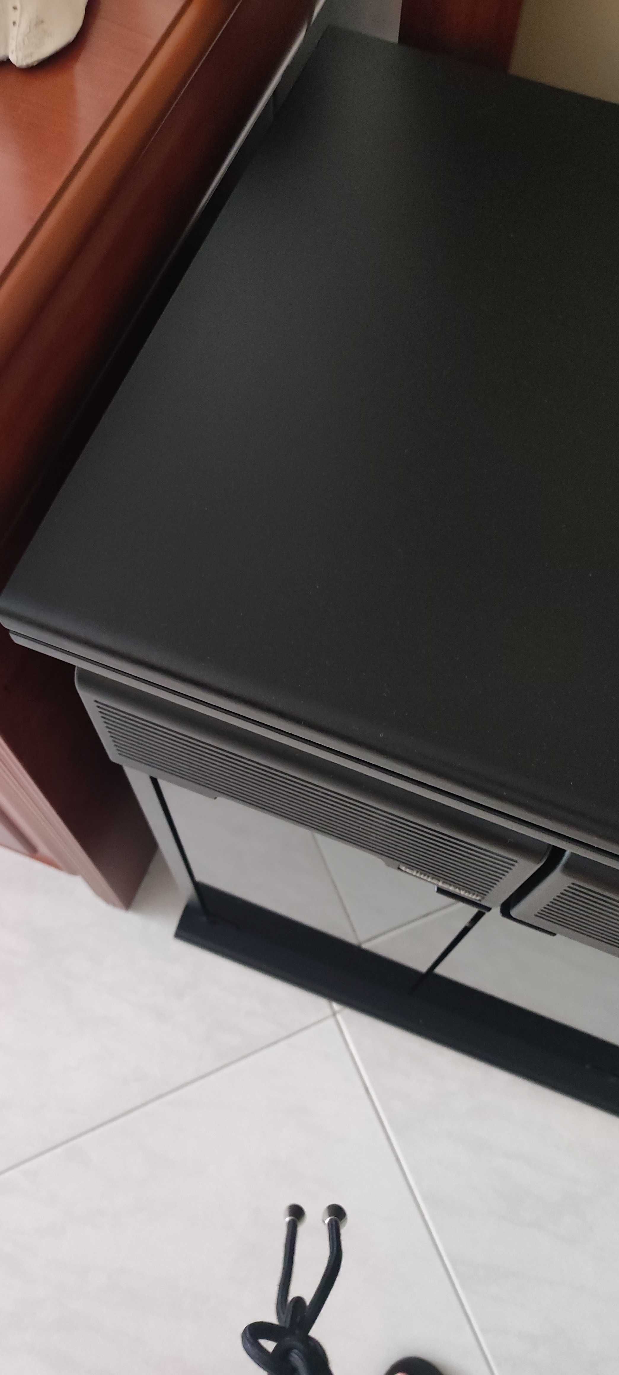 Mesa/suporte para TV com arrumação