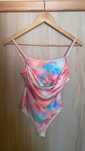 Body colorido em tons de rosa