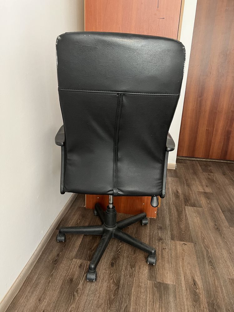 Офісне крісло, стул