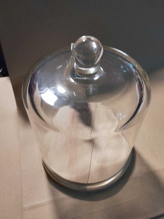 klosz szklany drewnianą podstawką