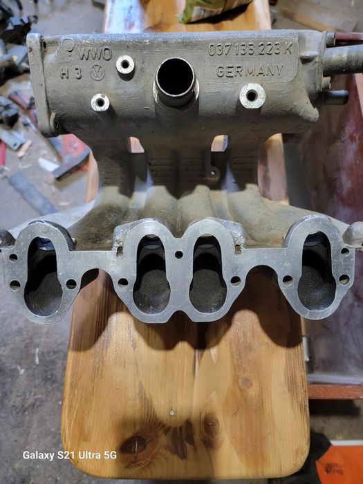 037133223k Колектор впускний Volkswagen Golf 3 Vento Passat b3 audi