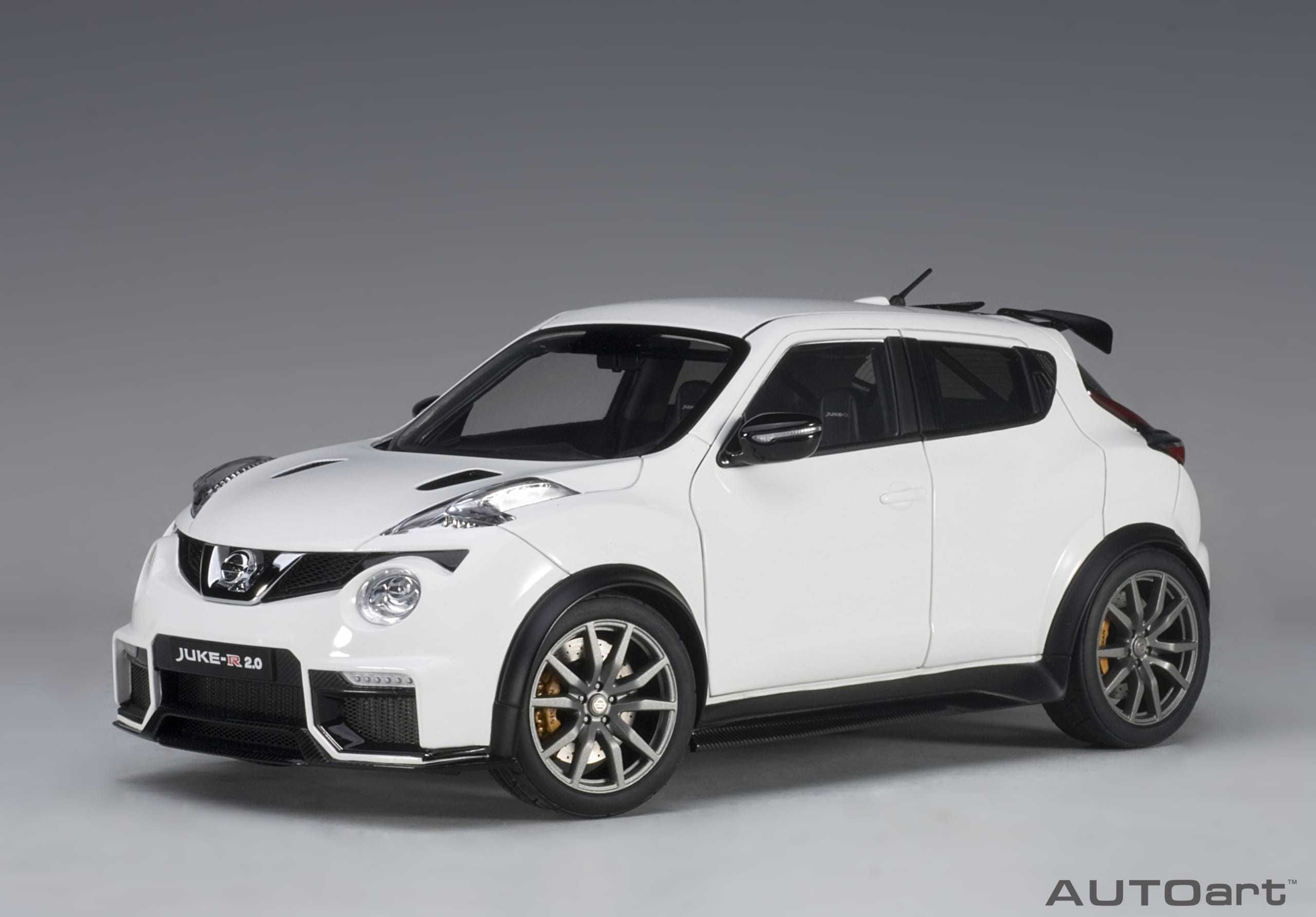 Model 1:18 AUTOart Nissan Juke-R 2.0 2016 white (77456)