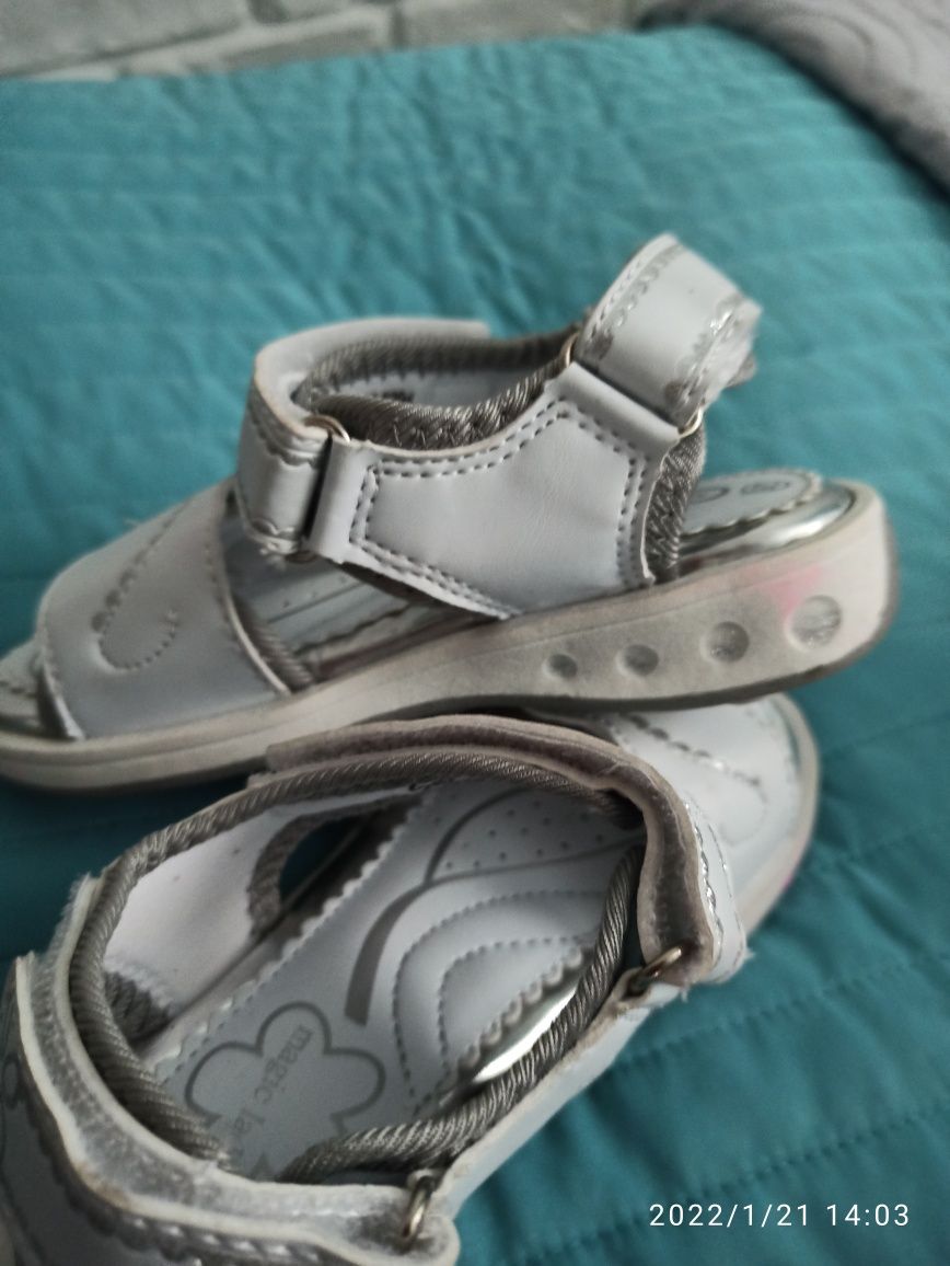 Białe nowe buty sandałki  dziewczęceświecąca podeszwa raz 28 /27 CCC