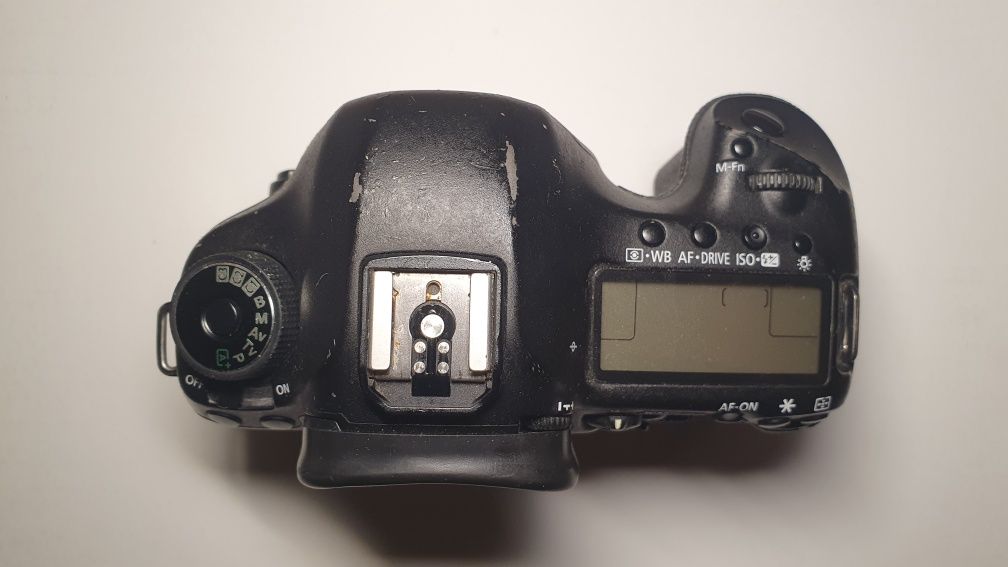 Lustrzanka Canon 5D Mark III + grip Newell - przebieg 105 tys.