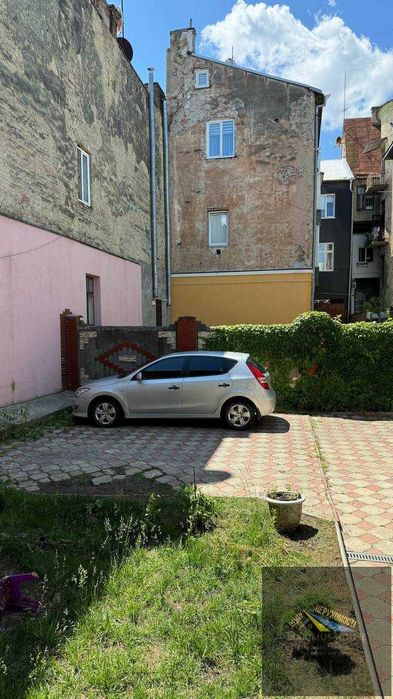 Частина будинку в парковій зоні