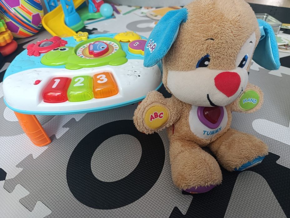 Stolik i mis uczniaczek po angielsku