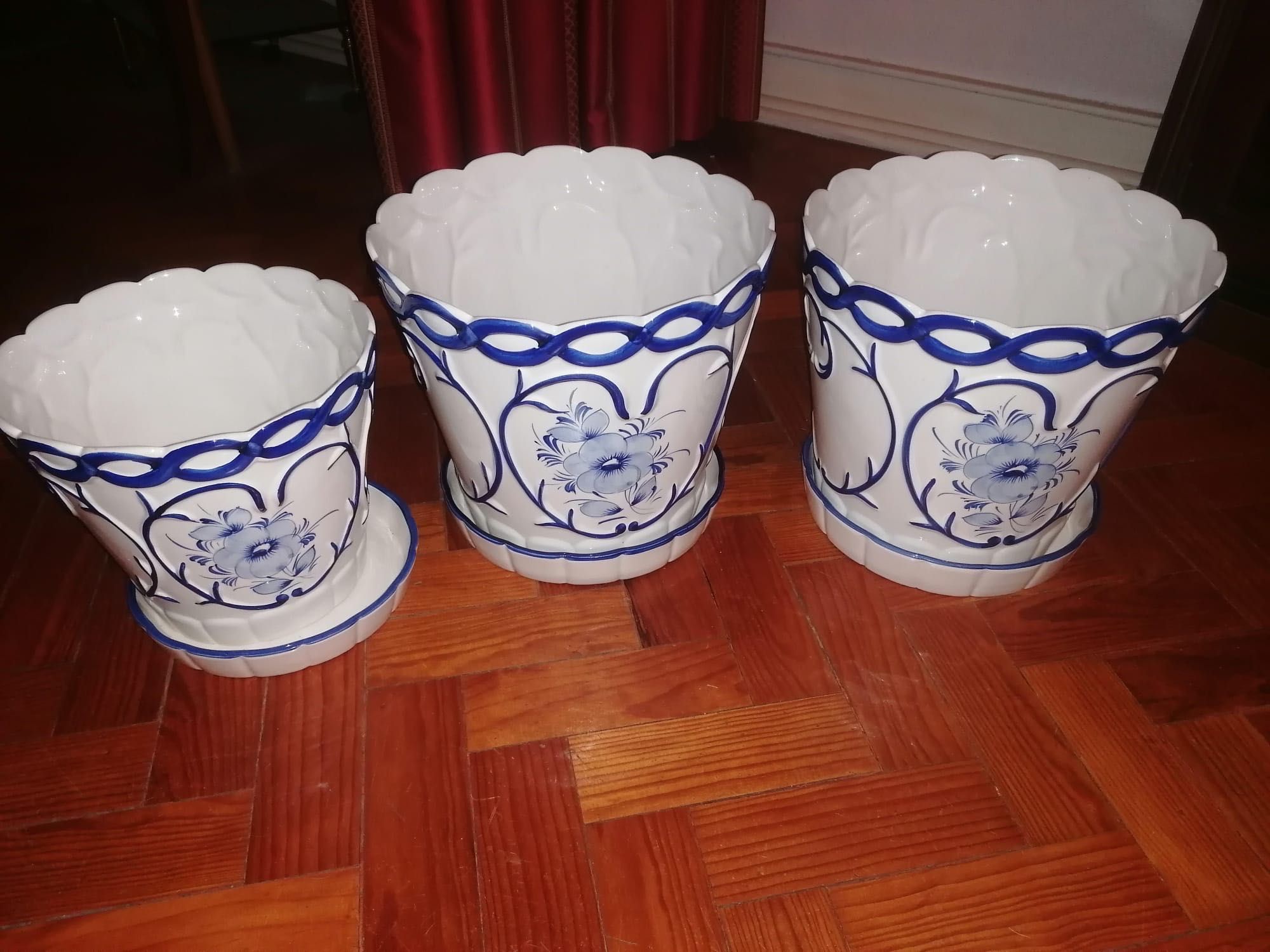 Conjunto de três Vasos em louça com pratos