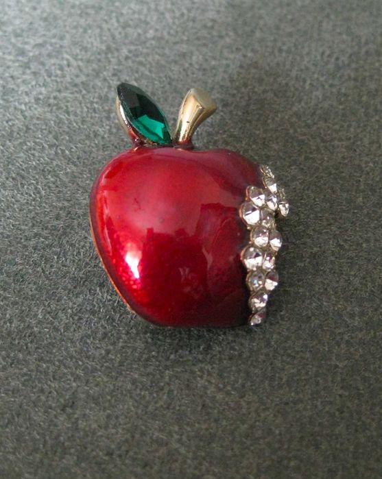 Alfinete / Broche/ Pregadeiras Maça c/ Trinca NOVO