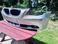 BMW 5 E60 E61 przedni zderzak kolor srebrny titansilber