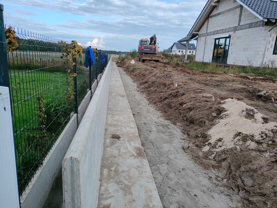 Utwardzanie dróg dojazdowych, placów, wykopy, koparka, tłuczeń