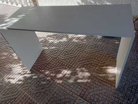 Balcão de receção + mesa de manicure