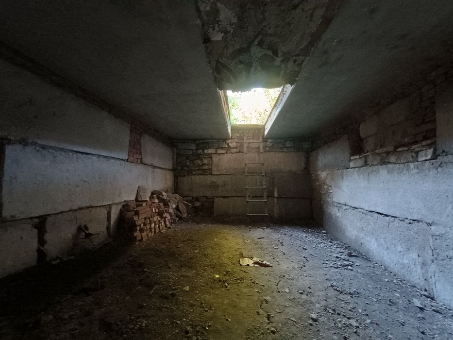 Капітальний гараж з червоної цегли