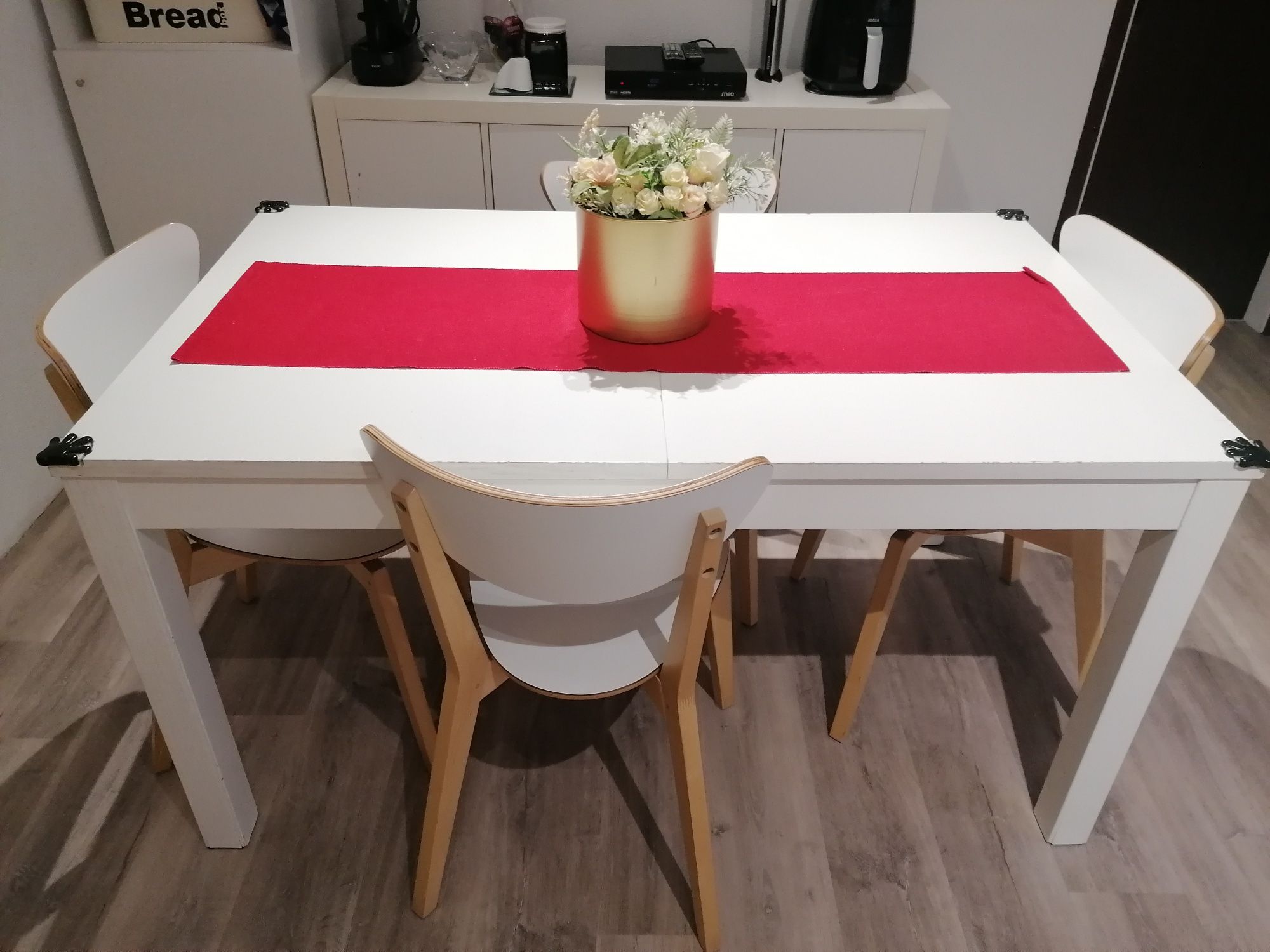 Mesa de refeição extensivel.